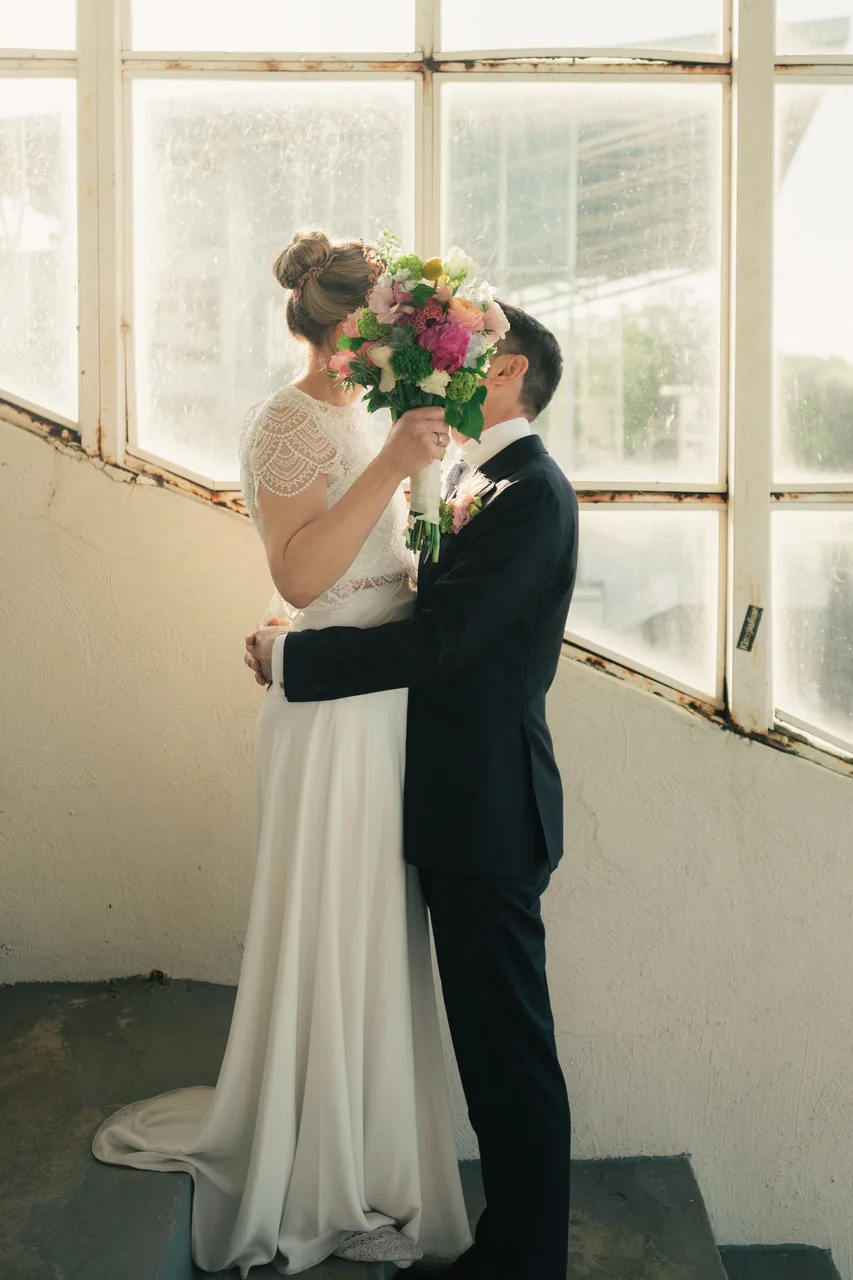Ein Paar zusammen an seinem Hochzeitstag