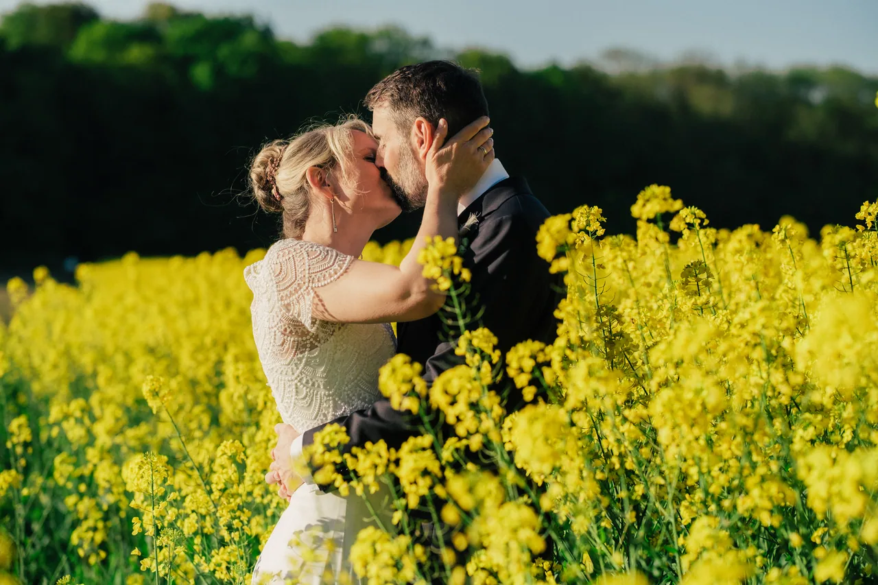 Ein Hochzeitspaar in einem ruhigen Augenblick