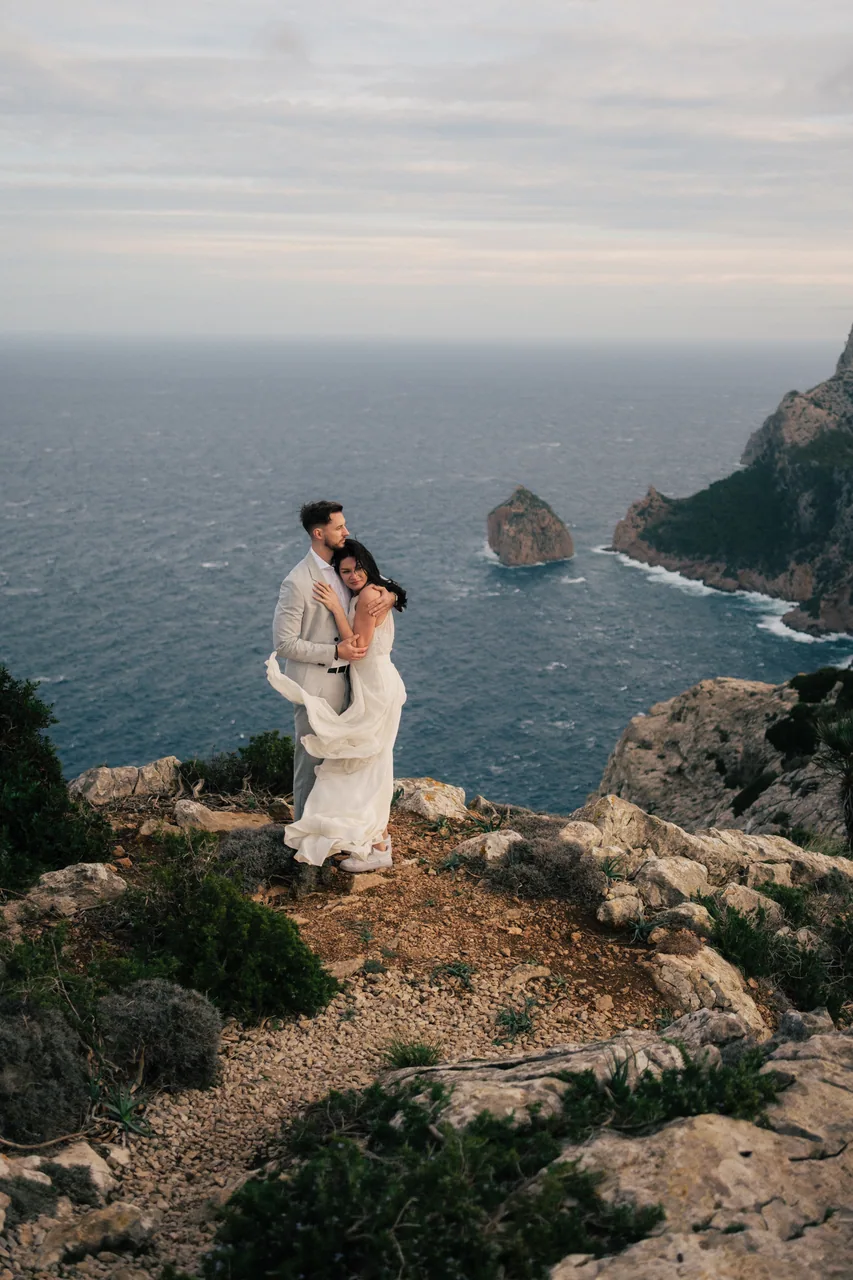 Ein Paar auf einer Klippe auf Mallorca