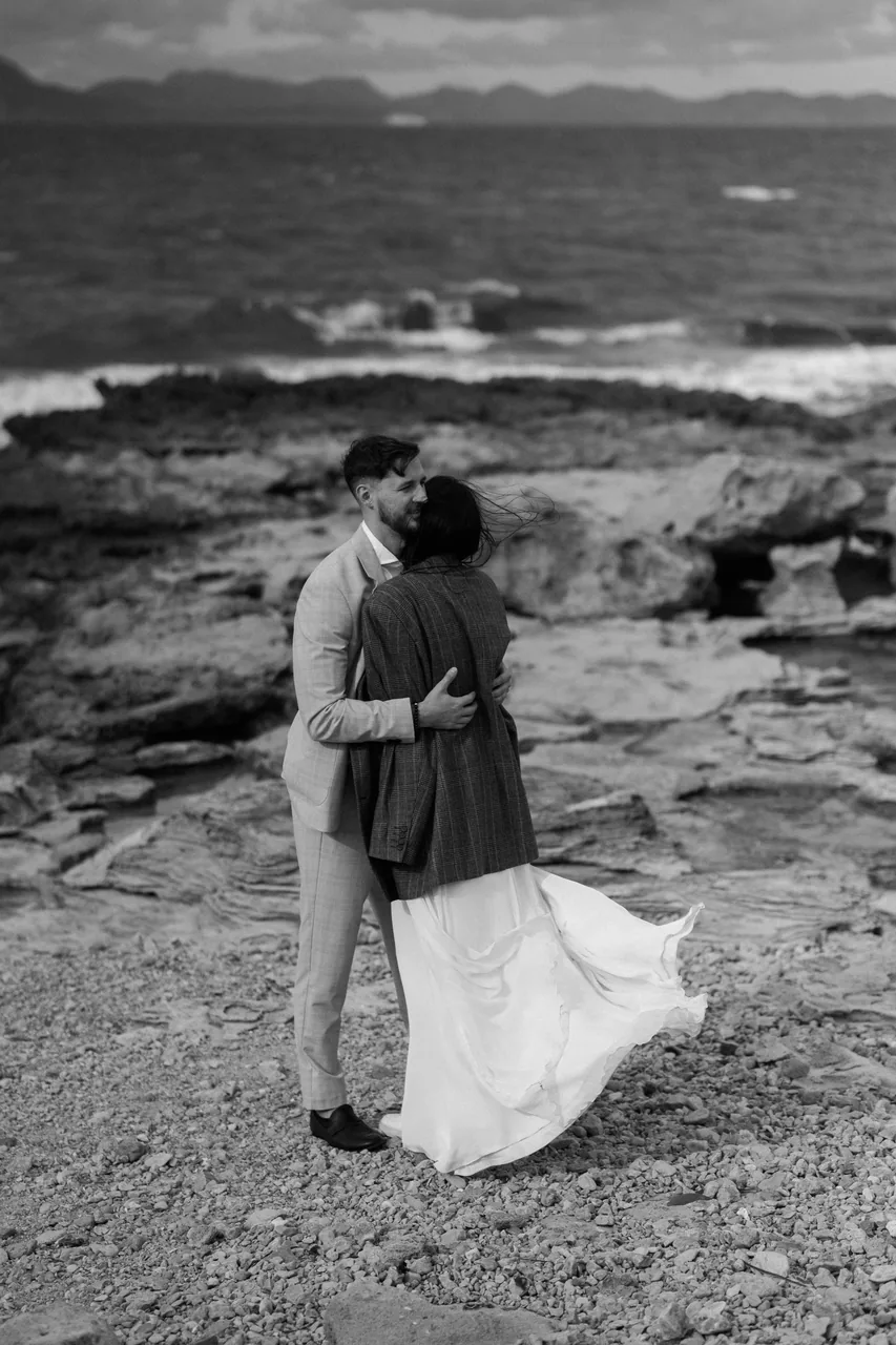 A dress in the sea wind, in black and white