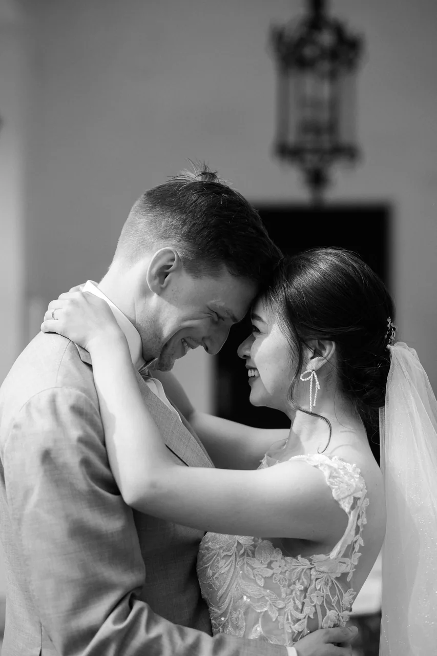 Ein Hochzeitspaar in einem ruhigen Augenblick