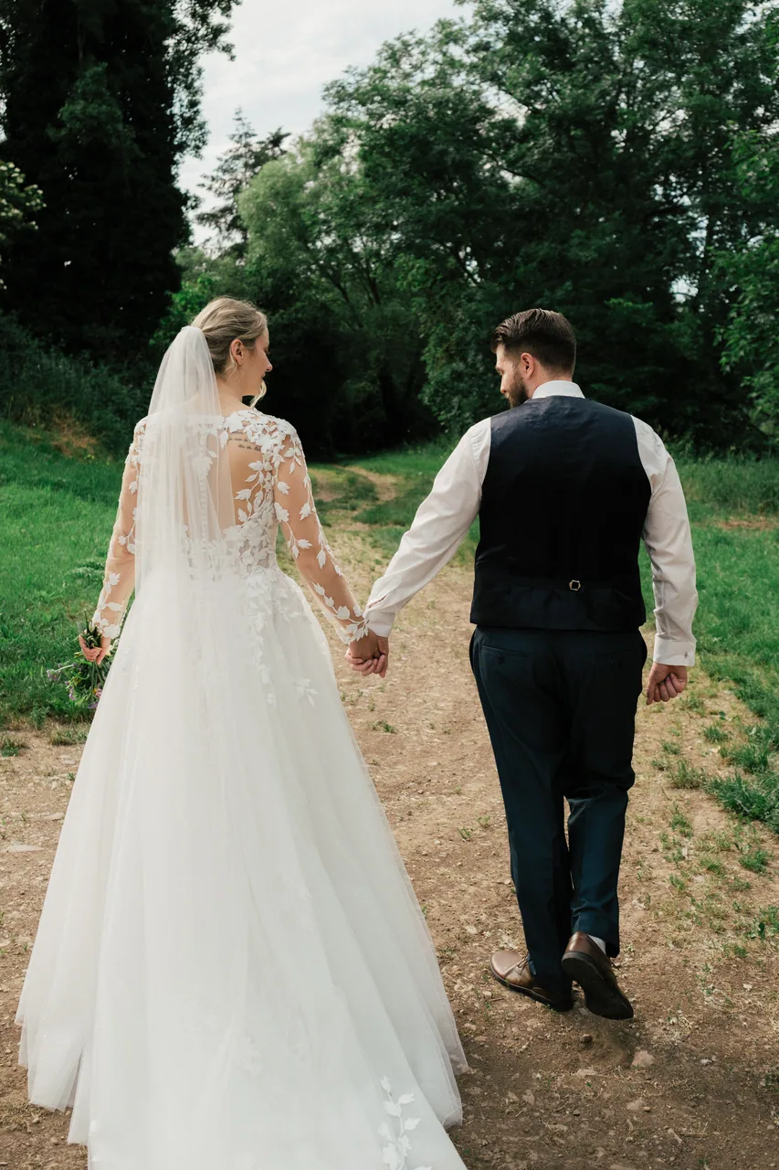 Ein Paar zusammen an seinem Hochzeitstag