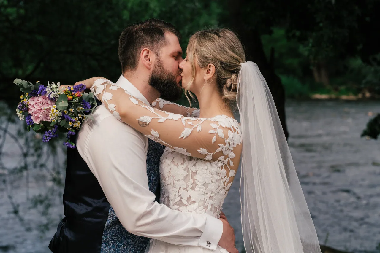 Ein Hochzeitspaar in einem ruhigen Augenblick
